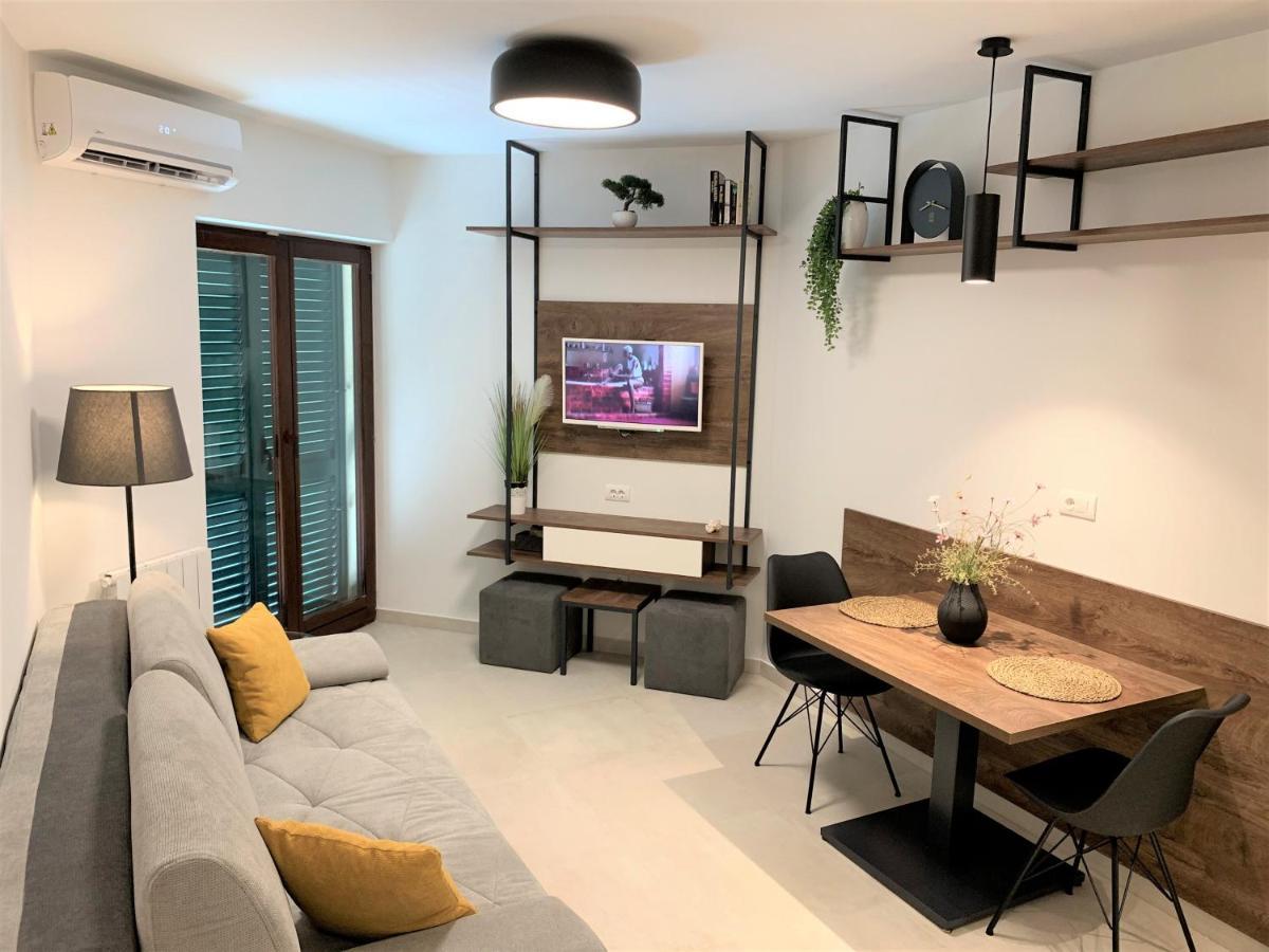 Villa Fani - Apartments In โตรกีร์ ภายนอก รูปภาพ